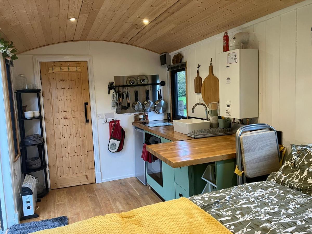 1 Bed Converted Railway Wagon Near คริกเฮาเวลล์ ภายนอก รูปภาพ