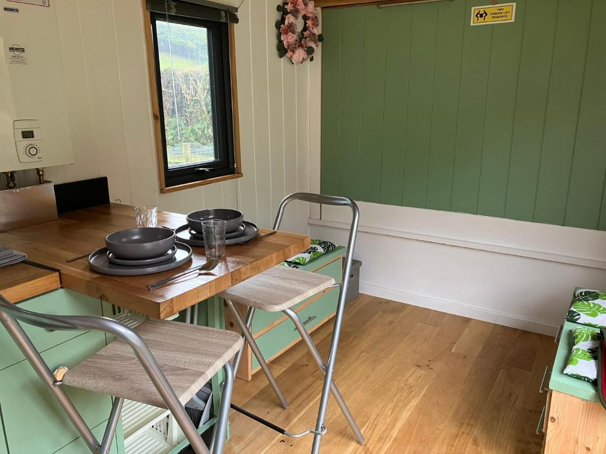1 Bed Converted Railway Wagon Near คริกเฮาเวลล์ ภายนอก รูปภาพ