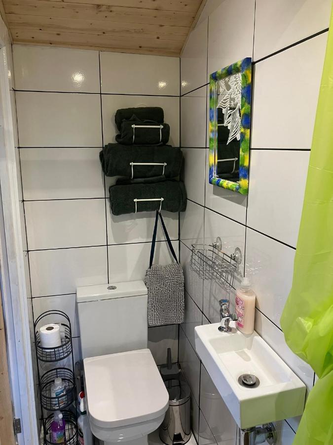 1 Bed Converted Railway Wagon Near คริกเฮาเวลล์ ภายนอก รูปภาพ