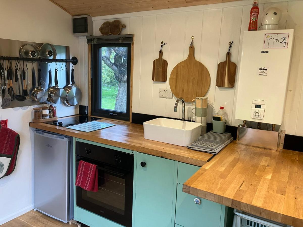 1 Bed Converted Railway Wagon Near คริกเฮาเวลล์ ภายนอก รูปภาพ