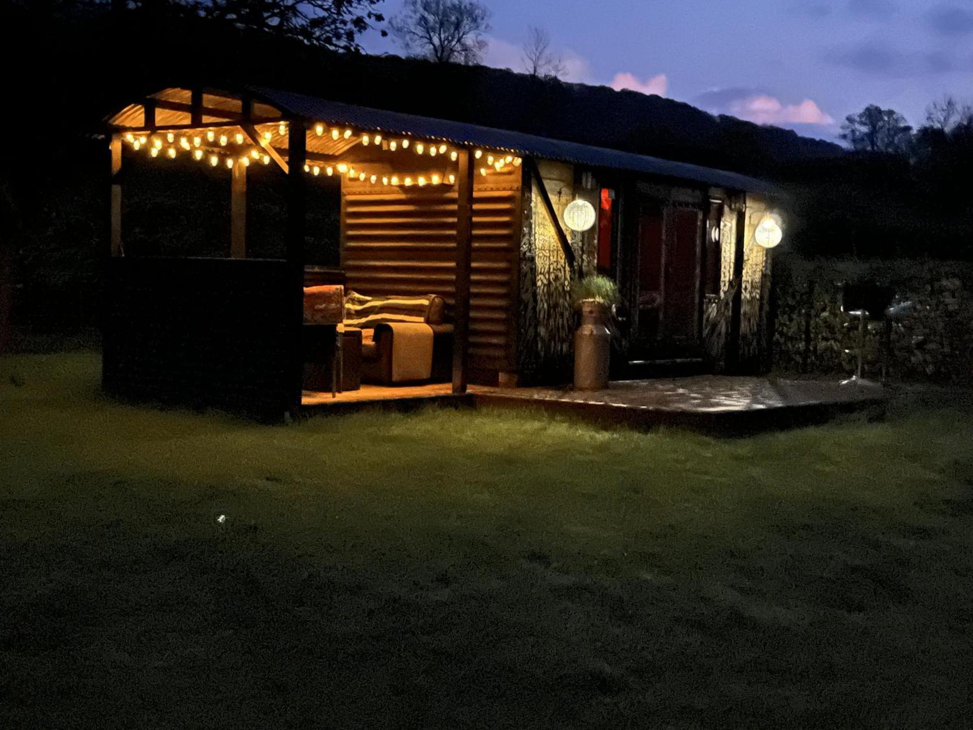 1 Bed Converted Railway Wagon Near คริกเฮาเวลล์ ภายนอก รูปภาพ